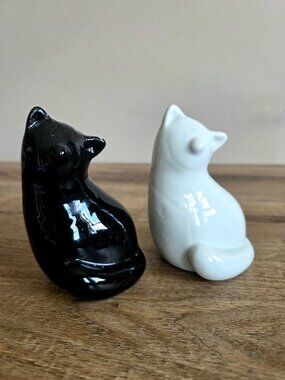 Black and White Ceramic Cats Salt&Pepper Shakers
